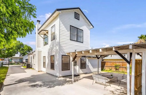 Downtown San Antonio House | Modern LUXE 4/2 Minutes from Downtown/Riverwalk