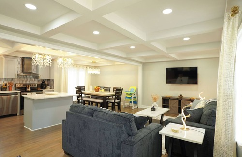 North Chesterfield House | Modern Luxe Retreat -Heart of Chesterfield