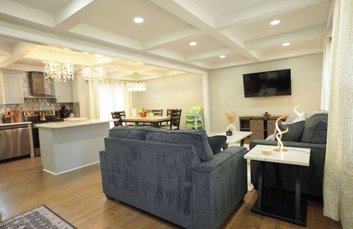 North Chesterfield House | Modern Luxe Retreat -Heart of Chesterfield