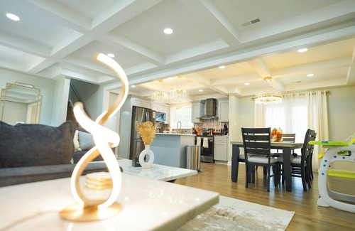 North Chesterfield House | Modern Luxe Retreat -Heart of Chesterfield