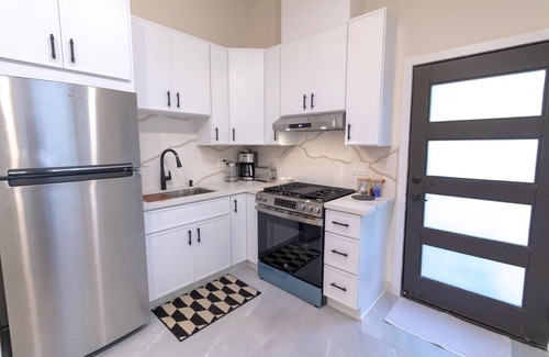 Burbank Apartment | Modern Luxe Studio in Media/Rancho District Burbank