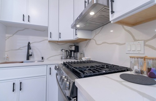 Burbank Apartment | Modern Luxe Studio in Media/Rancho District Burbank