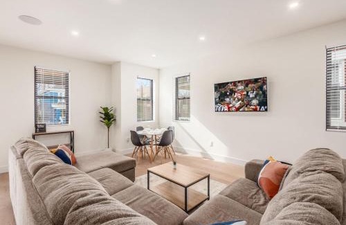 Near East Columbus House | Modern Luxury 4BR 3 5BA Oasis in Historic Old Town East PD