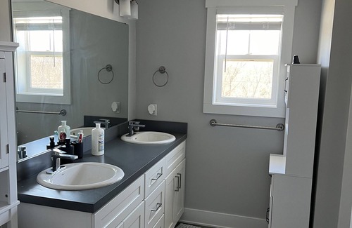 Kentwood Apartment | Modern Luxury Apartment near GRR Airport, Woodland Mall, 10 miles to GR downtown