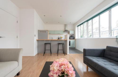 Bromley North Apartment | Modern Luxury Apartment by Bow Road Station
