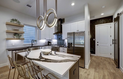 Northside House | Modern Luxury Dream Home 6 minutes from Downtown. SLEEPS 8