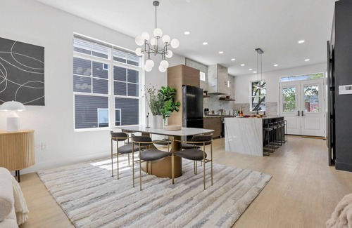 Near East Columbus House | Modern Luxury in Downtown Cbus - Close to Franklin Park and the East Market
