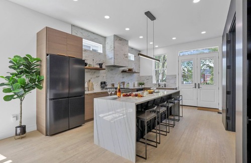 Near East Columbus House | Modern Luxury in Downtown Cbus - Close to Franklin Park and the East Market