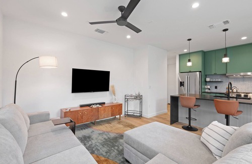 Govalle House | Modern Luxury in the Heart of Austin – 3BR/2.5BA with Huge Balcony