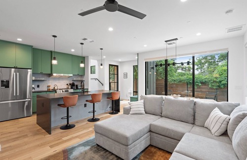 Govalle House | Modern Luxury in the Heart of Austin – 3BR/2.5BA with Huge Balcony