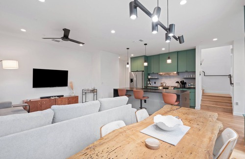 Govalle House | Modern Luxury in the Heart of Austin – 3BR/2.5BA with Huge Balcony