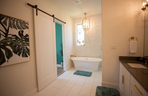 Malakoff House | Modern Luxury on Cedar Creek Lake, Private Pool!