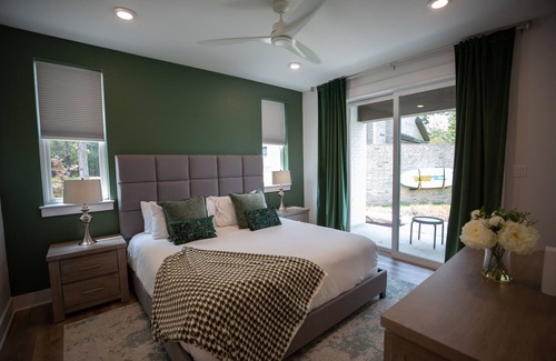 Malakoff House | Modern Luxury on Cedar Creek Lake, Private Pool!