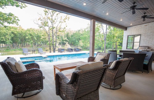 Malakoff House | Modern Luxury on Cedar Creek Lake, Private Pool!