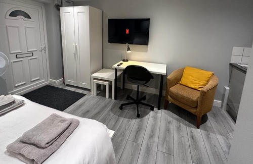 Luton Apartment | Modern Luxury Private Detached 1 Double Bedroom Studio Apartment - Super Fast Wifi