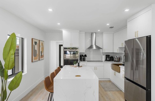 Coral Way House | Modern Miami Home- 5 min from Coral Gables & Coconut Grove, 15 min from Brickell