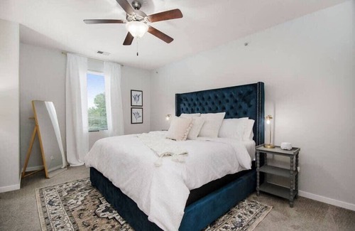 Midtown Condo | Modern Midtown Condo w/ King Bed & UG Parking