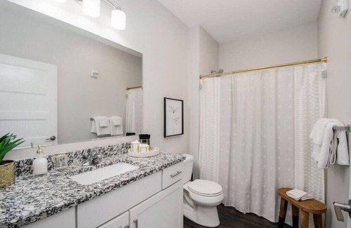 Midtown Condo | Modern Midtown Condo w/ King Bed & UG Parking