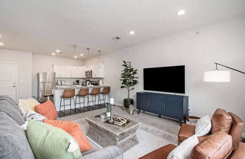 Midtown Condo | Modern Midtown Condo w/ King Bed & UG Parking