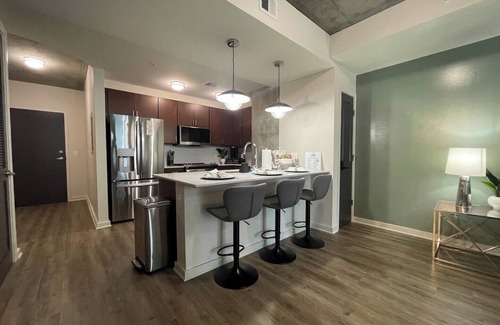 Midtown Apartment | Modern Midtown Retreat Views + Rooftop Pool