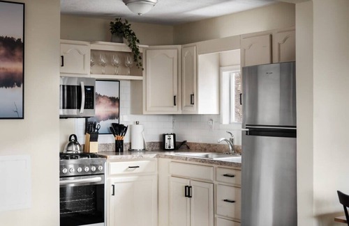 Ridgeway Cabin | Modern Mountain Cottage w Hot Tub, Fire Pit, WiFi