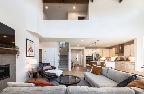 Granby House | Modern Mountain Golf/Ski/Lake Retreat w/Hot Tub