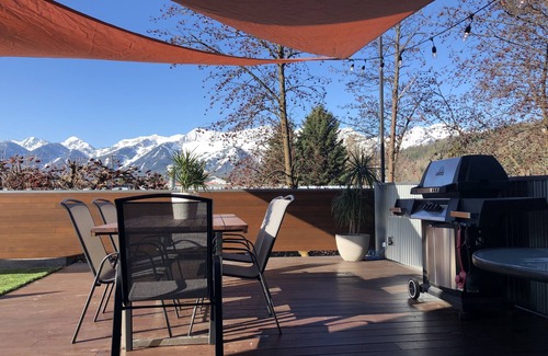 East Kootenay House | Modern Mountain Home , W/Hot tub and Air-Con