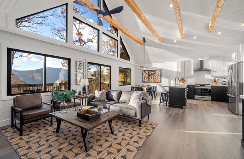 Maggie Valley Cabin | Modern Mountain Lodge/Scenery/Hot Tub/Game Room/Bar