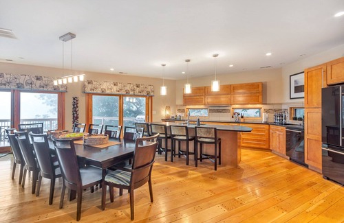 Pedlars Edge House | Modern Mountain Retreat: Hot Tub, Chef's Kitchen, Game Room & Ski Access