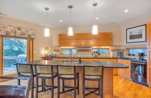 Pedlars Edge House | Modern Mountain Retreat: Hot Tub, Chef's Kitchen, Game Room & Ski Access