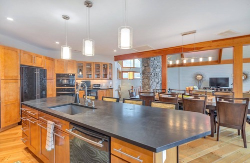 Pedlars Edge House | Modern Mountain Retreat: Hot Tub, Chef's Kitchen, Game Room & Ski Access