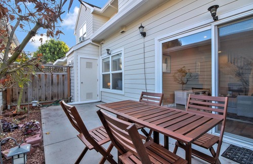 Mountain View House | Modern Mountain View 2BR w/Patio & Vaulted Ceilings