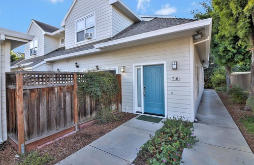 Mountain View House | Modern Mountain View 2BR w/Patio & Vaulted Ceilings