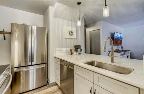Skyway Condo | Modern MTN Condo Cozy 2BR Retreat Heated Pool
