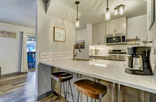 Skyway Condo | Modern MTN Condo Cozy 2BR Retreat Heated Pool