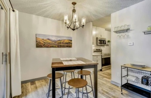 Skyway Condo | Modern MTN Condo Cozy 2BR Retreat Heated Pool