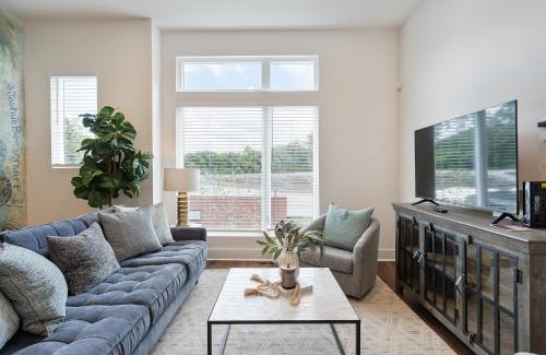 Hadley - Washington Apartment | Modern Music City Terrace Getaway