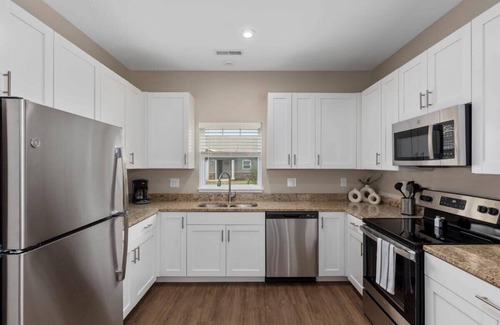 Grandville Apartment | Modern New Build 12BR 12BA w Garage Patio