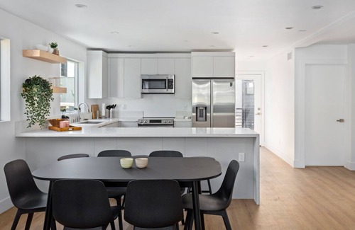 Los Angeles House | Modern new-built home next to Downtown Los Angeles and Art's district!