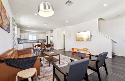 Southwest Anaheim Condo | Modern New Home, 6 miles from Disney