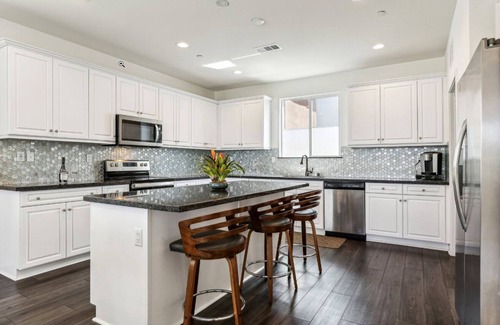 Southwest Anaheim Condo | Modern New Home, 6 miles from Disney