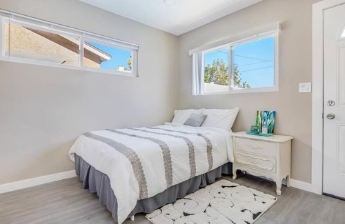 Orange House | Modern newly remodeled 1 bed