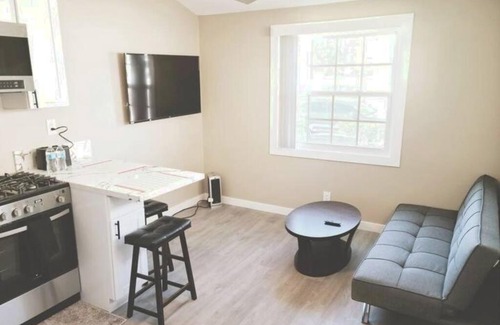 Orange House | Modern newly remodeled 1 bed