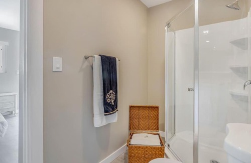 Orange House | Modern newly remodeled 1 bed