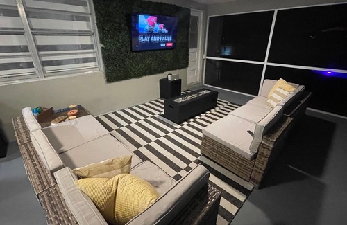 Coral Springs House | Modern Oasis for a Long Stay