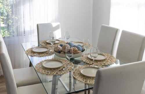 Burbank House | Modern Oasis with Pool & Jacuzzi near Universal Studios