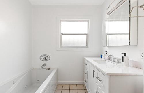 Burbank House | Modern Oasis with Pool & Jacuzzi near Universal Studios