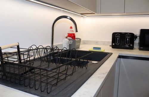 Hemel Hempstead Apartment | Modern One Bedroom ApartmentnOpen Plan Lounge-Kithchen-Dining AreanFree Parkingn