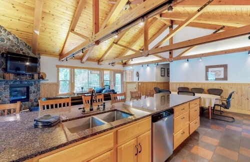 Upper Kingsbury House | Modern, open, spacious, family-friendly mountain home w/Wi-Fi & private Hot Tub
