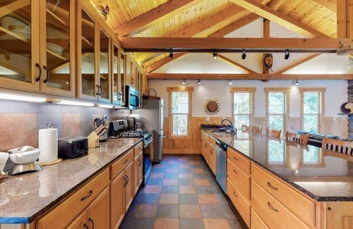 Upper Kingsbury House | Modern, open, spacious, family-friendly mountain home w/Wi-Fi & private Hot Tub